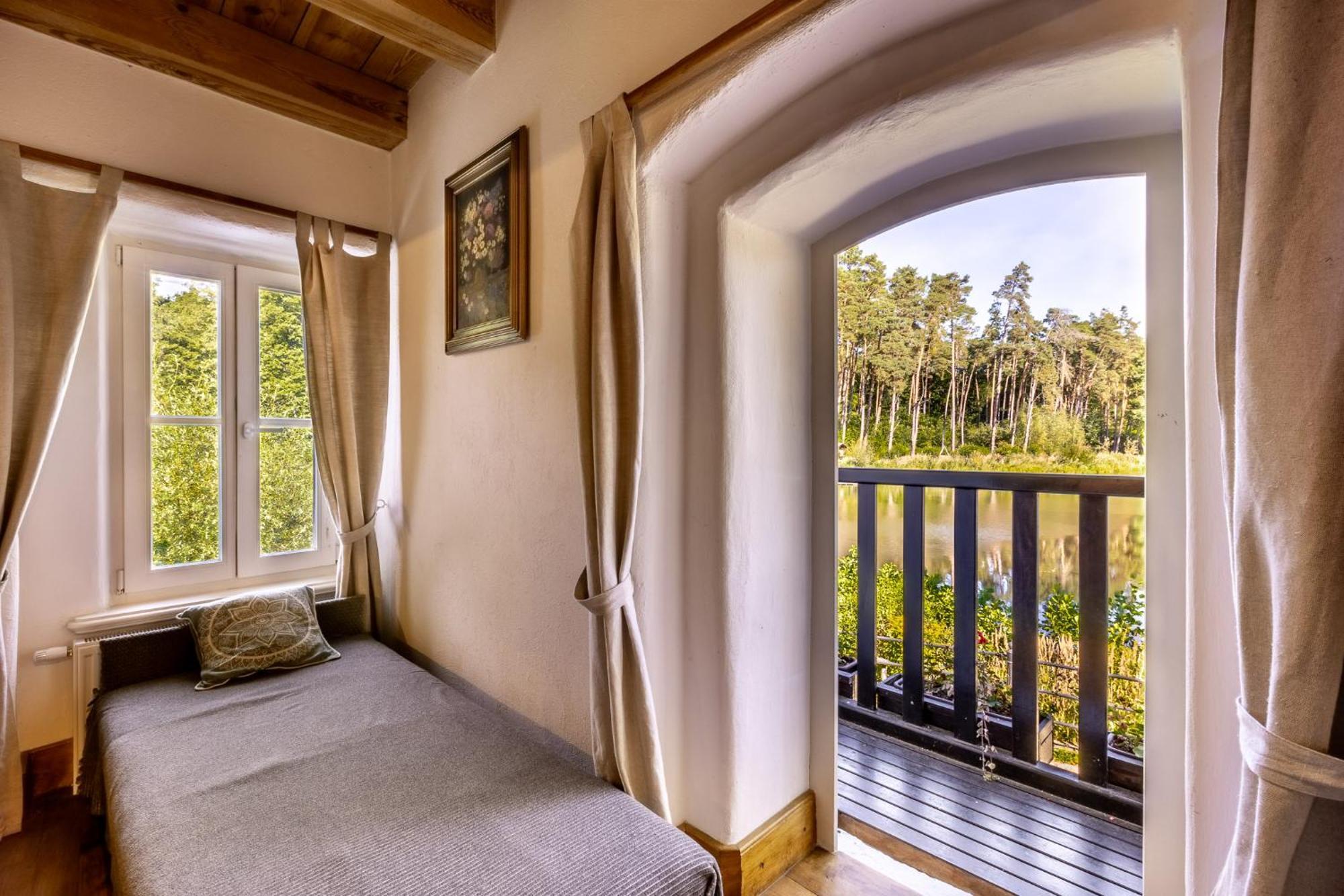 Gosciniec Pod Zajacem Bed and Breakfast Oleśnica Exteriör bild